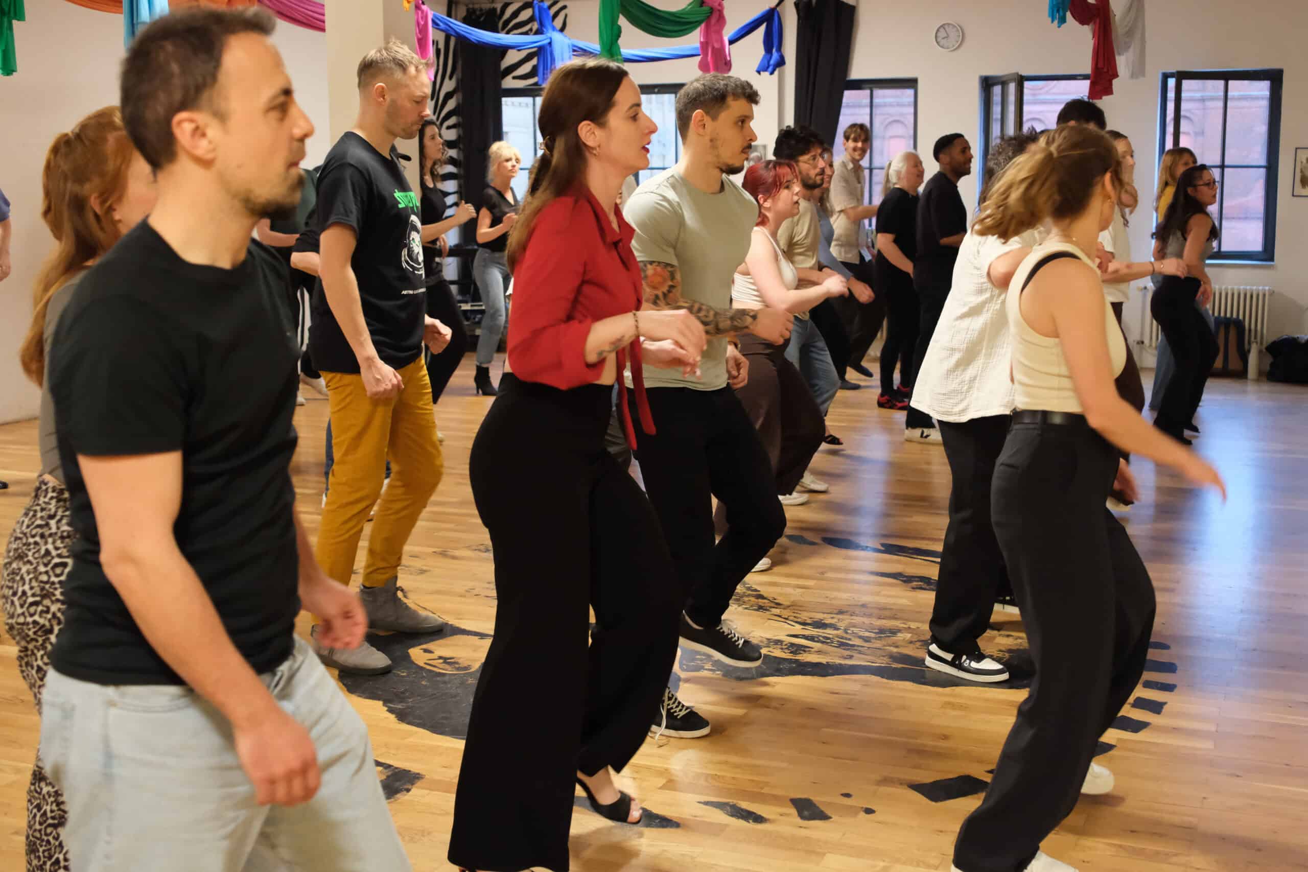 Teilnehmer beim Cuban Salsa Power Berlin Tanzkurs, lebendige Atmosphäre, Spaß und Bewegung.
