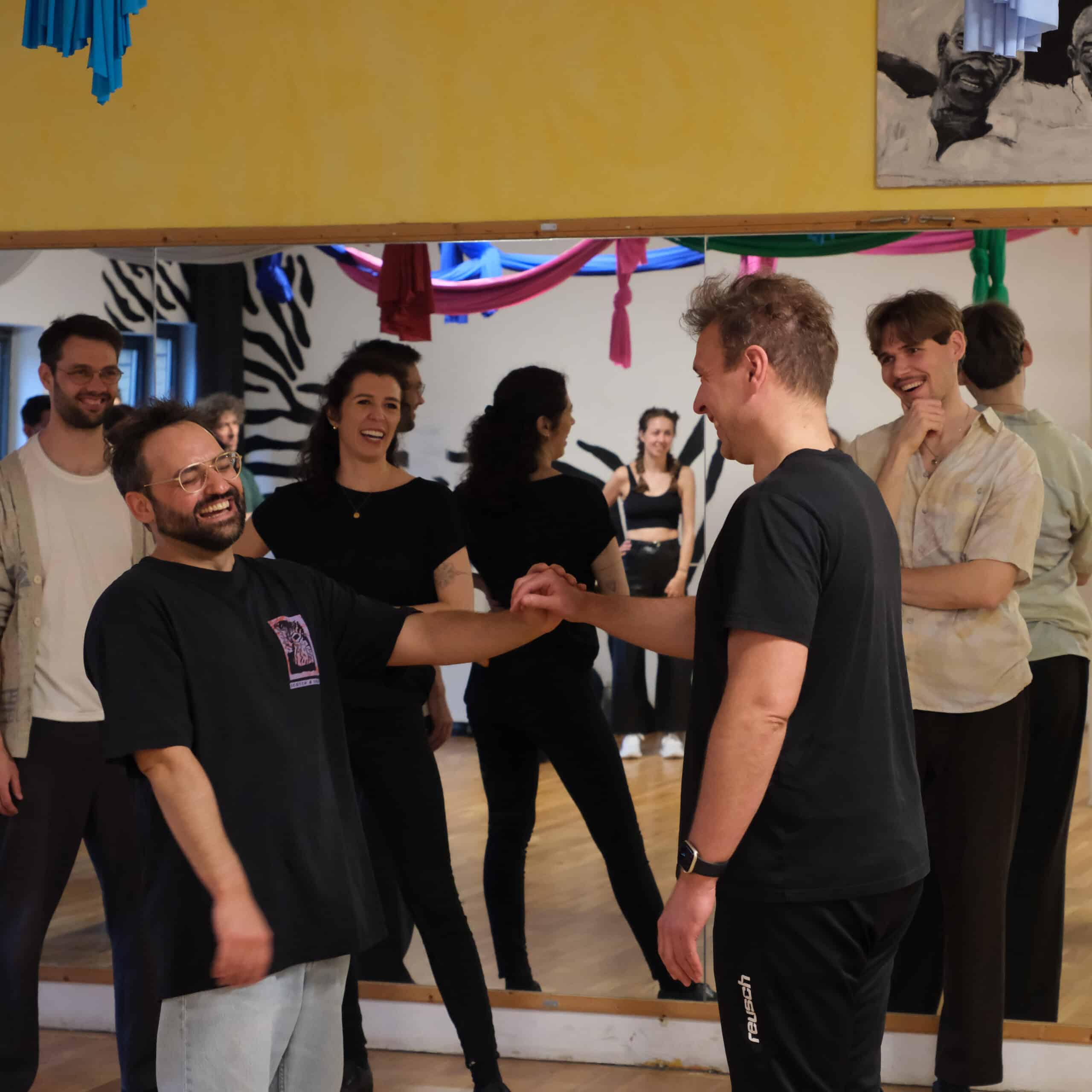 Tanzende Paare bei Cuban Salsa Power Berlin, lebendige Salsa-Session in Berlin.
