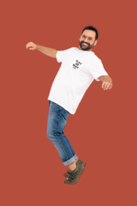 Fröhlicher Mann tanzt Salsa bei Cuban Salsa Power Berlin, Spaß und Energie.
