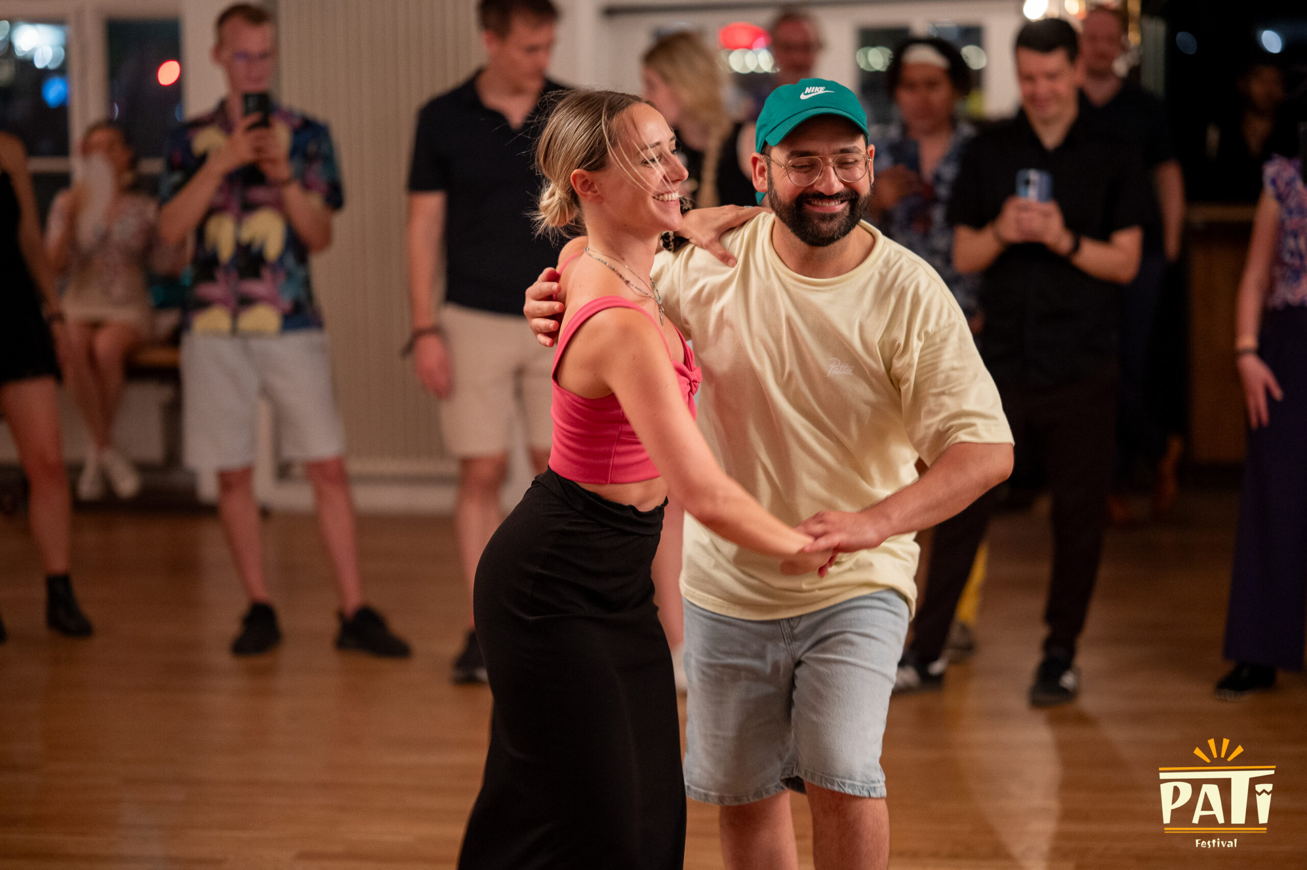 Tanzpaar beim Salsa Cubana Kurs in Berlin, lebendige Atmosphäre.