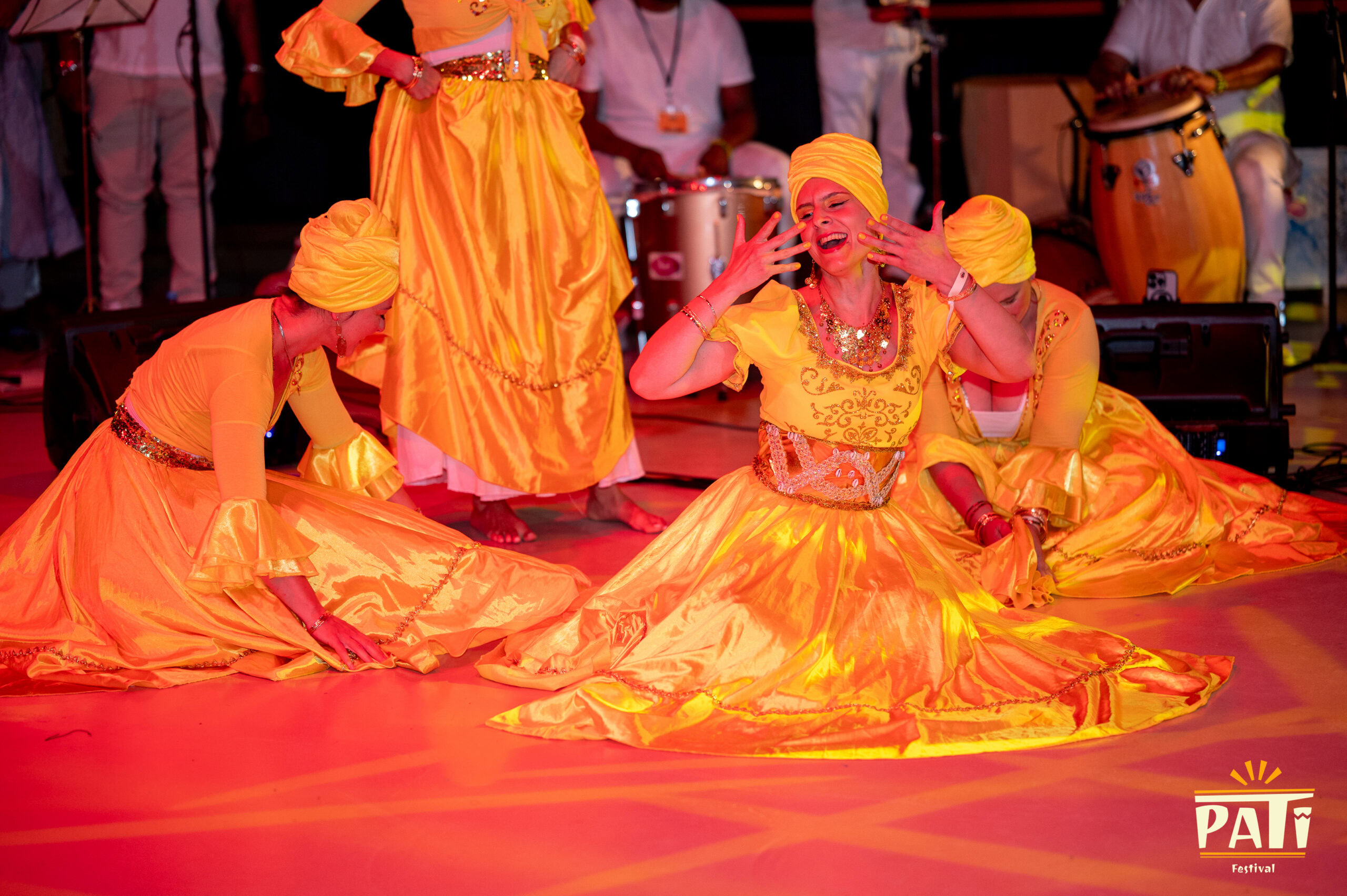 Frauen in gelben Kostümen tanzen bei Afro Cuban, Power Berlin.