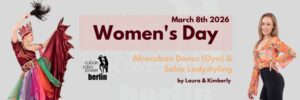 Frauen tanzen Salsa bei Cuban Salsa Power Berlin zum Frauentag.